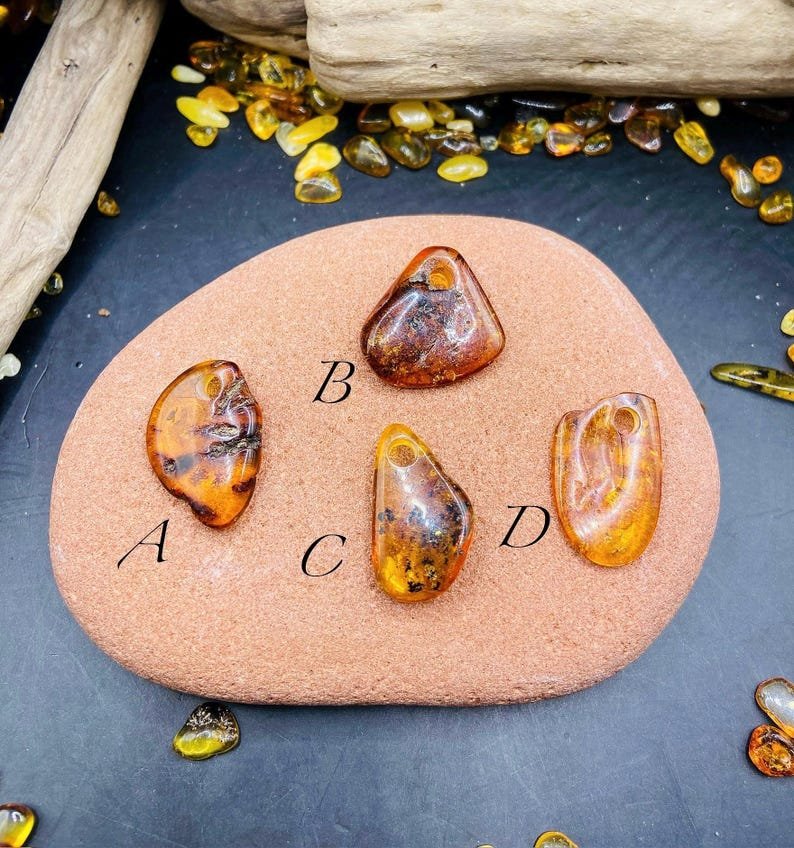 Minimāla stila Dzintara kuloni konjaka nokrāsā