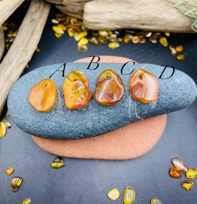 Smalki un gaumīgi Dzintara kuloni priekš abiem dzimumiem