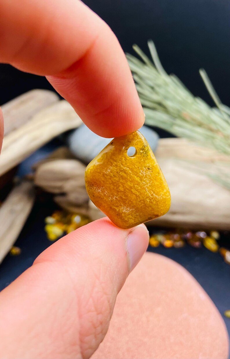 Smalki Baltijas Dzintara daudzkrāsaini kuloni