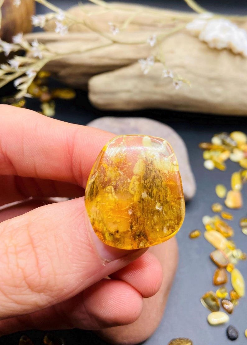 56548094-r-il-6f97cf-6981622256-il_794xN.6981622256_e9l4 Unikāls pulēts dzintara gabaliņš ar zaļu nokrāsu