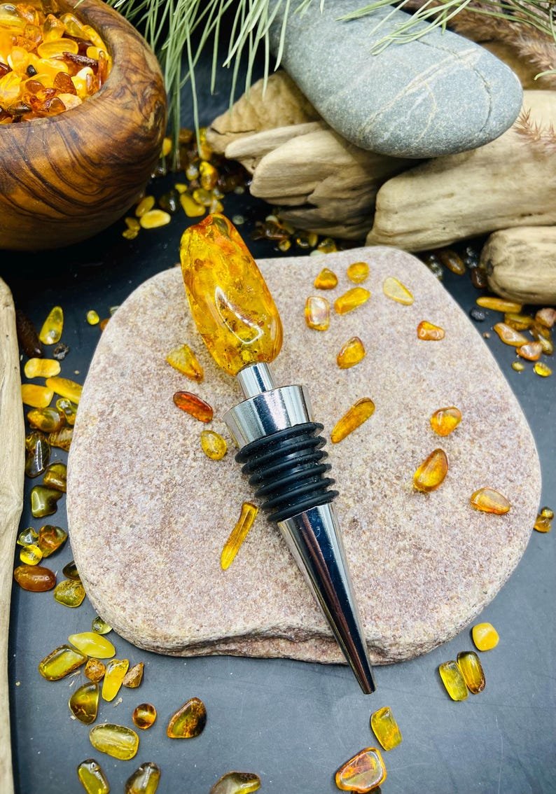 Ekstravagants vīna pudeļu korķis ar skaistu dzintara apdari