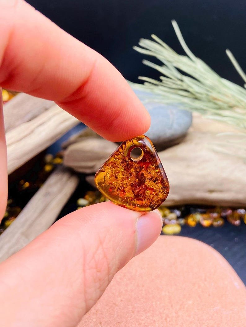 Minimāla stila Dzintara kuloni konjaka nokrāsā