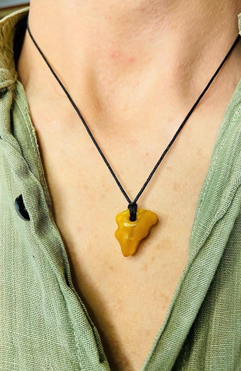 Unikāls Baltijas Dzintara kulons Āfrikas kontinenta formā