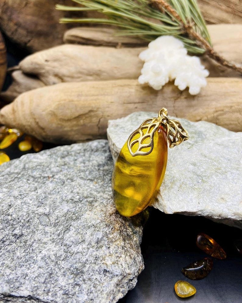 56548094-r-il-74910f-6962639323-il_794xN.6962639323_sy8j Baltijas Dzintara caurspīdīgs kulons ar 18K apzeltītu ķēdīti