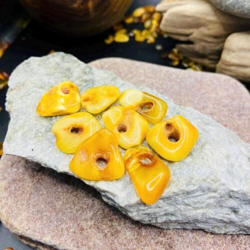 56548094-r-il-757688-7151006473-il_794xN.7151006473_pt31 Baltaie Dzintara kuloni ar Dabiski veidojušiem caurumiem