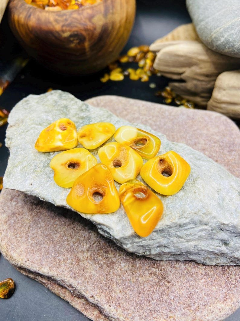 56548094-r-il-757688-7151006473-il_794xN.7151006473_pt31 Baltaie Dzintara kuloni ar Dabiski veidojušiem caurumiem