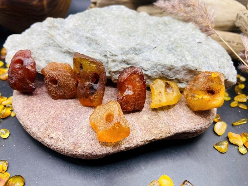 56548094-r-il-761807-7229065483-il_794xN.7229065483_sag7 Nepulēti Baltijas Dzintara raganu akmeņi ar dabiskiem caurumiem