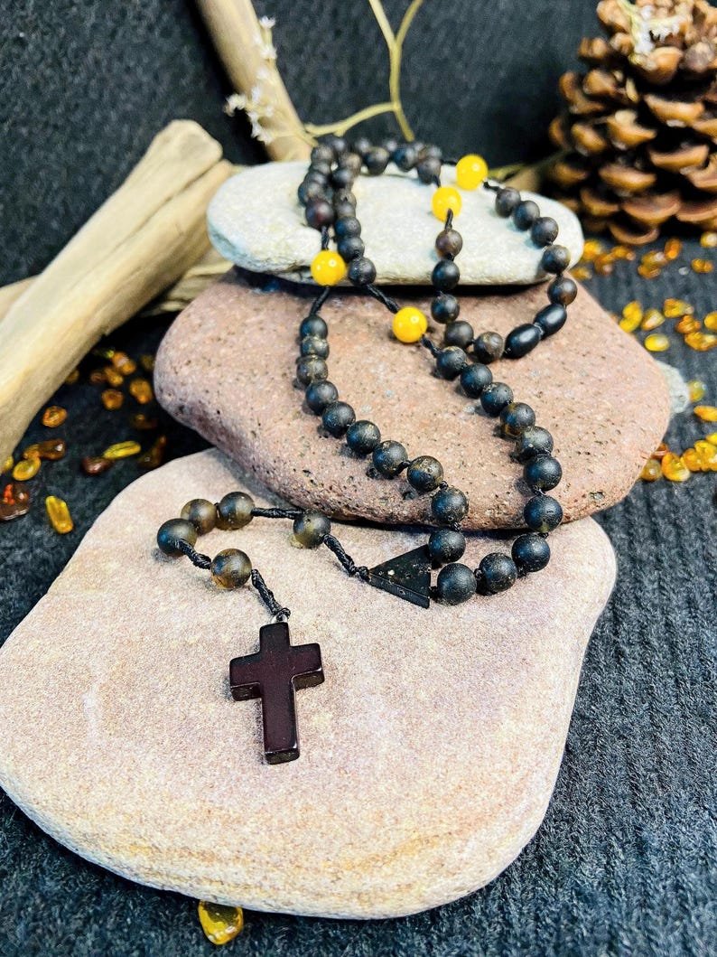 56548094-r-il-767a96-6834048203-il_794xN.6834048203_mspw Roku darināts Tumšās krāsas Dzintara Rožukronis