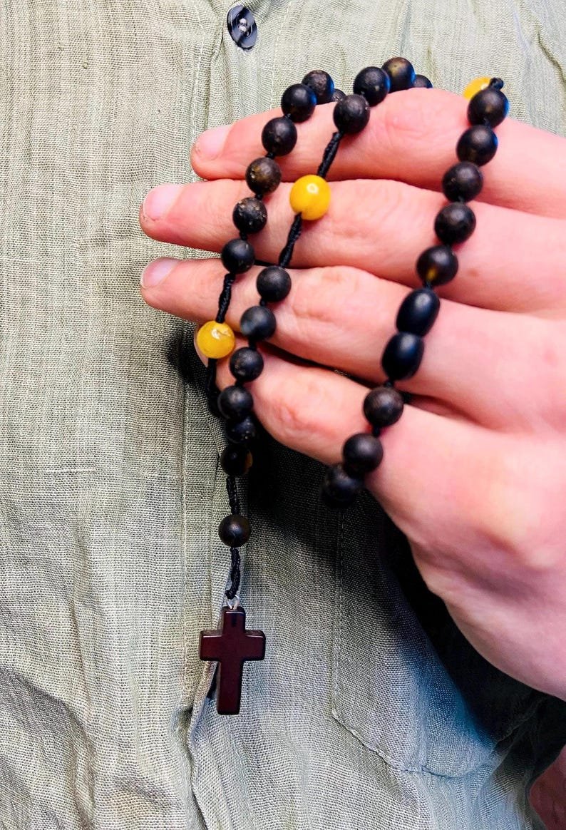 56548094-r-il-76f6cb-6834052351-il_794xN.6834052351_clh7 Roku darināts Tumšās krāsas Dzintara Rožukronis