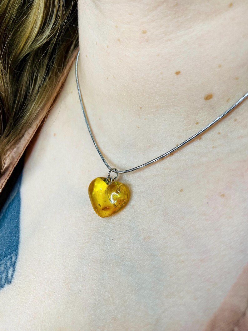 56548094-r-il-76ff47-6987561915-il_794xN.6987561915_oejc Oriģinālās Baltijas Dzintara sirsniņas divās nokrāsās