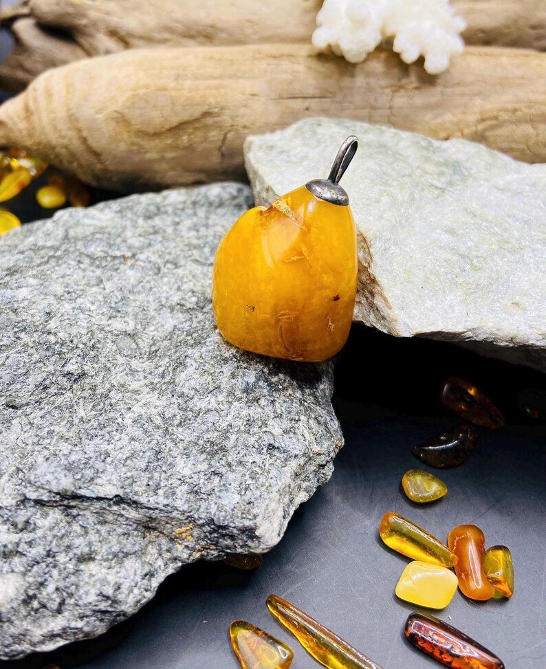 56548094-r-il-79b98b-6949119783-il_794xN.6949119783_8937 Unikāls Dzintara kulons ar milzīgu, izteiksmīgu plaisu