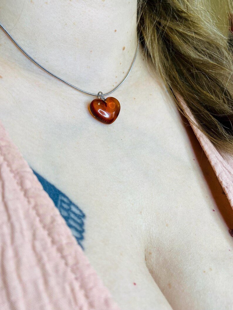 56548094-r-il-7a3482-6939594610-il_794xN.6939594610_rvgf Oriģinālās Baltijas Dzintara sirsniņas divās nokrāsās