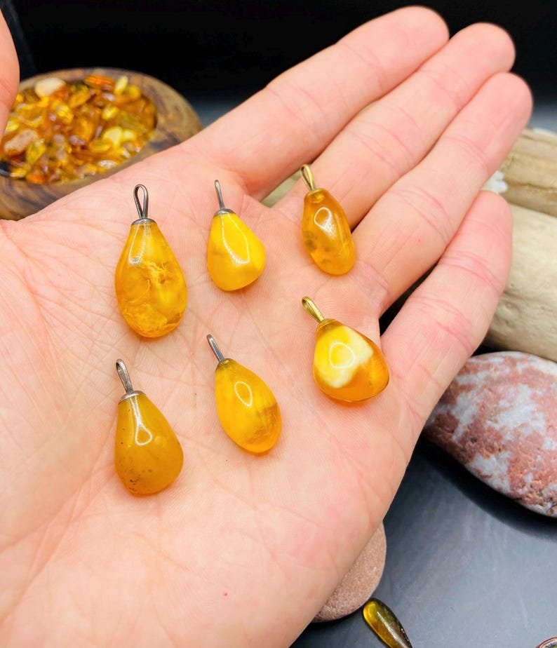 Smalki Baltijas Dzintara kuloni sviesta un medus krāsās