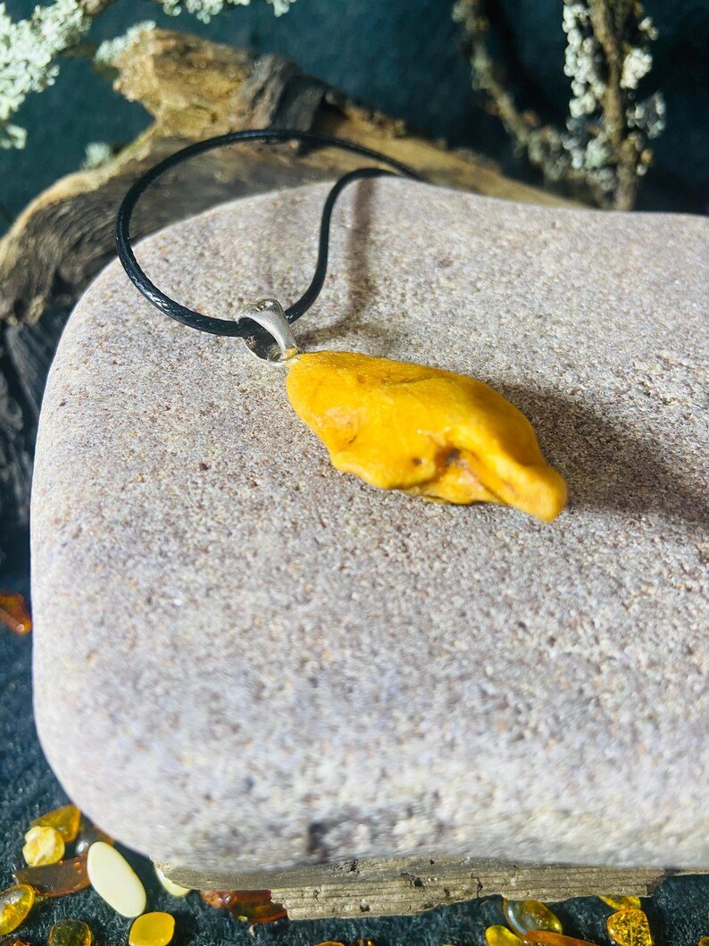 56548094-r-il-80d583-6583615304-il_794xN.6583615304_24i6 Unikāli un Neapstrādāti Baltijas Dzintara Kuloni ar Sudraba detaļu