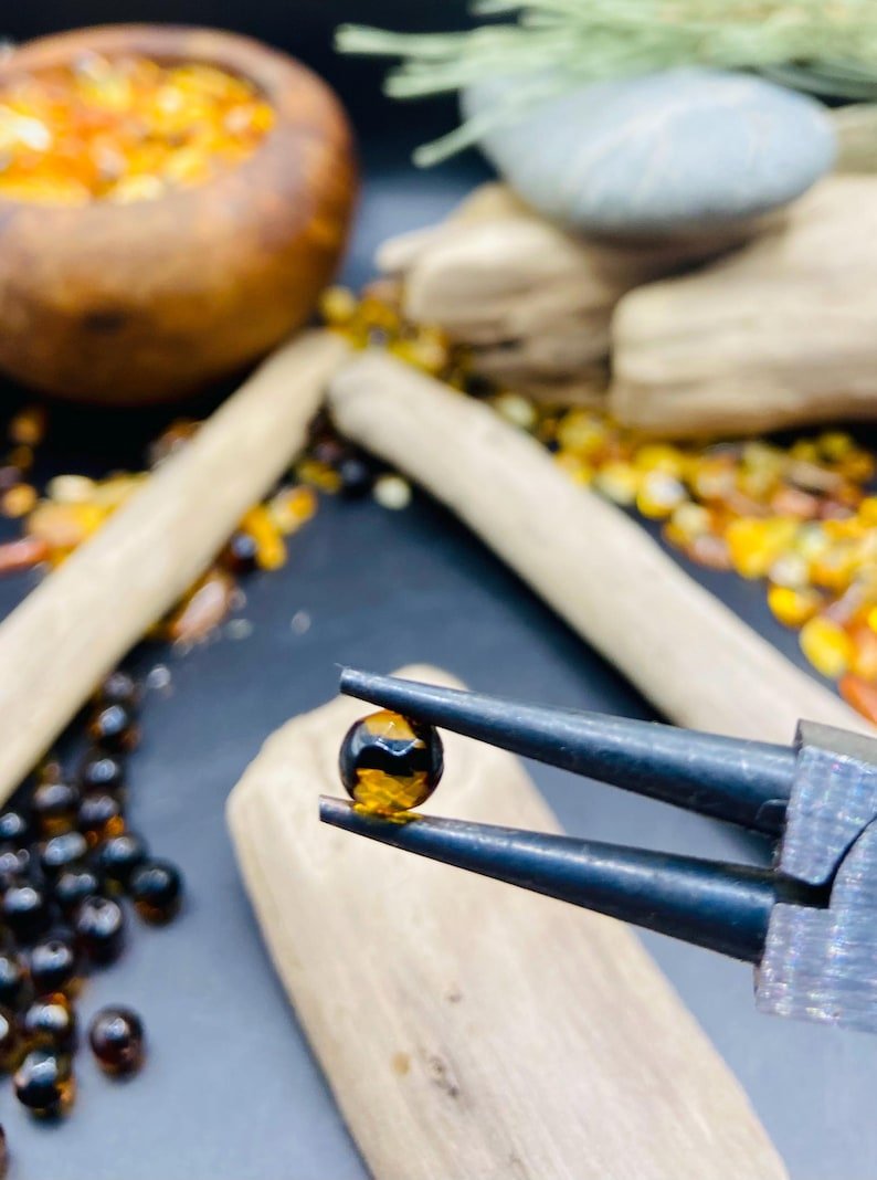 56548094-r-il-8406e8-7221886373-il_794xN.7221886373_50b0 6mm Daudzšķautņainas krāsu mainošās Dzintara pērlītes