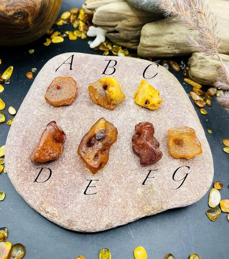 56548094-r-il-8af51d-7229067733-il_794xN.7229067733_gw9n Nepulēti Baltijas Dzintara raganu akmeņi ar dabiskiem caurumiem