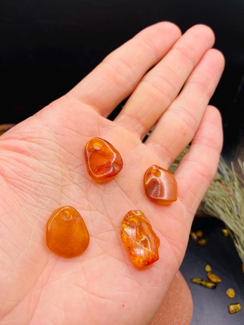 Smalki un gaumīgi Dzintara kuloni priekš abiem dzimumiem