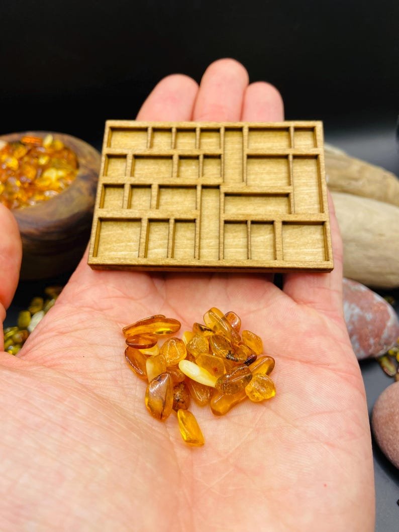 56548094-r-il-8db26a-6842997444-il_794xN.6842997444_8qz7 Dzintara drusmstalu kastīte no koka ar maziem dzintaru gabaliņiem