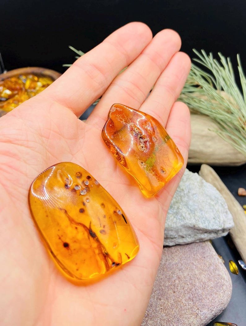 56548094-r-il-8ec609-7266780569-il_794xN.7266780569_jss5 Pulēti stikla tipa Dzintara akmeņi, katrs 7 grami smags