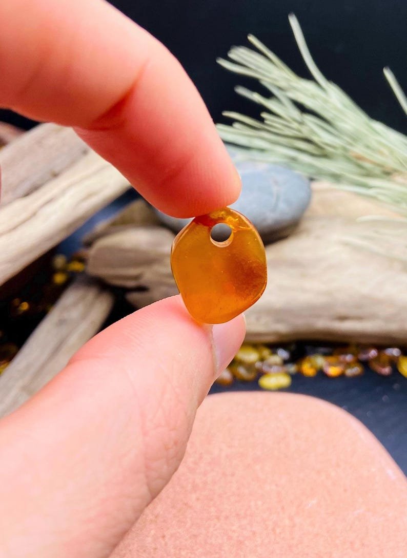 Smalki un gaumīgi Dzintara kuloni priekš abiem dzimumiem