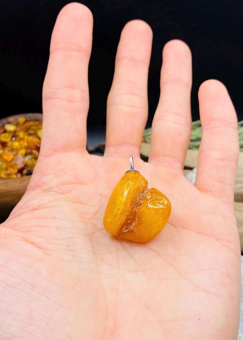 56548094-r-il-944cbf-6949124093-il_794xN.6949124093_l6yw Unikāls Dzintara kulons ar milzīgu, izteiksmīgu plaisu