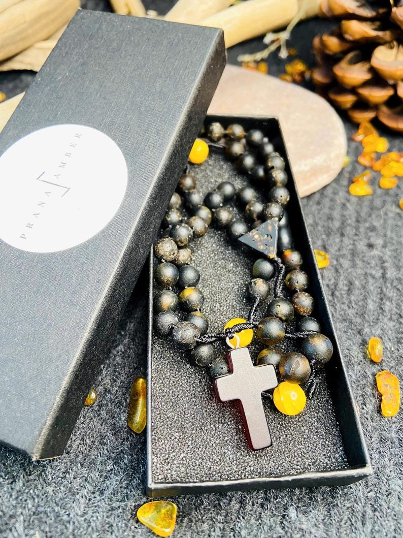 56548094-r-il-945865-6784995422-il_794xN.6784995422_9uew Roku darināts Tumšās krāsas Dzintara Rožukronis