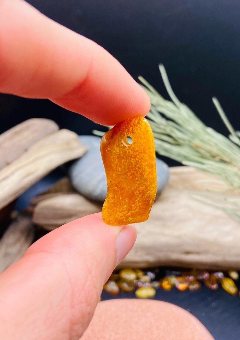 Smalki Baltijas Dzintara daudzkrāsaini kuloni