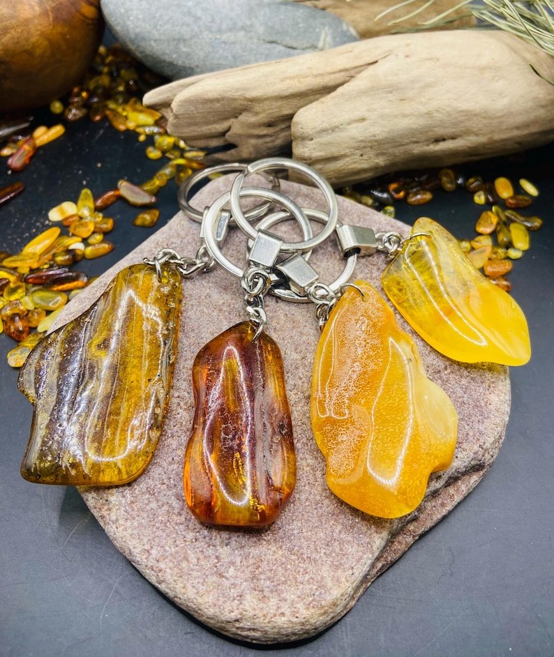 56548094-r-il-97a5e2-7340917388-il_794xN.7340917388_ksx5 Lielizmēra Baltijas Dzintara atslēgu piekariņi dažādās krāsās