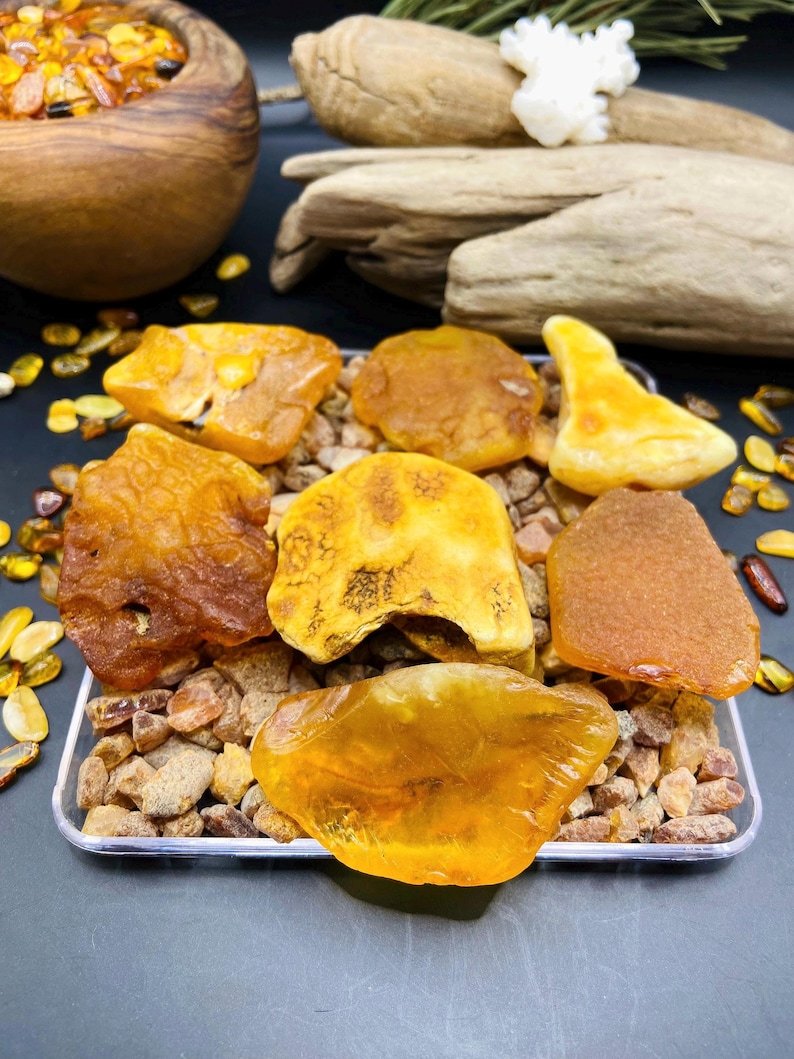 56548094-r-il-985e04-6926777651-il_794xN.6926777651_3gvx Baltijas Dzintara Mistērijas Akmeņi 10-15 grami