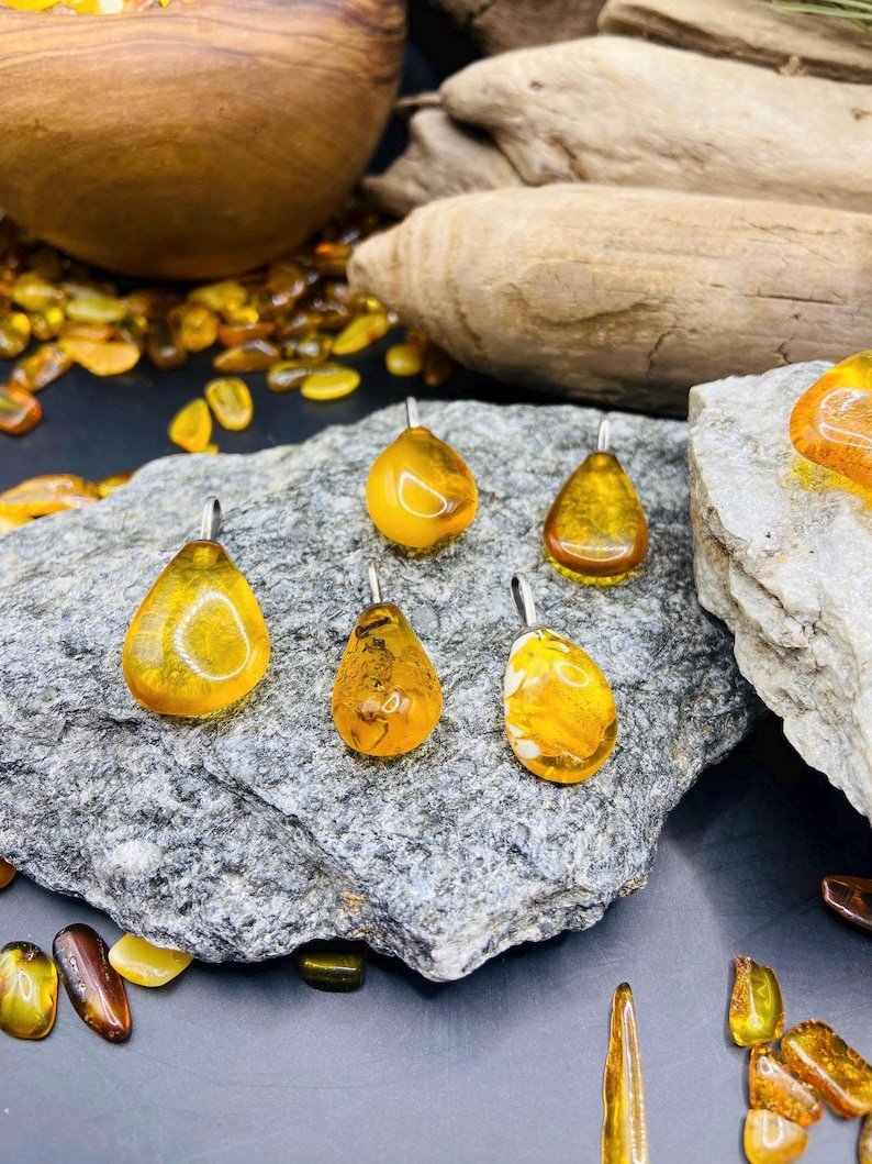 56548094-r-il-988ecb-6882916698-il_794xN.6882916698_6yka Burvīgi minimāla stila Dzintara kuloni ar ķēdīti