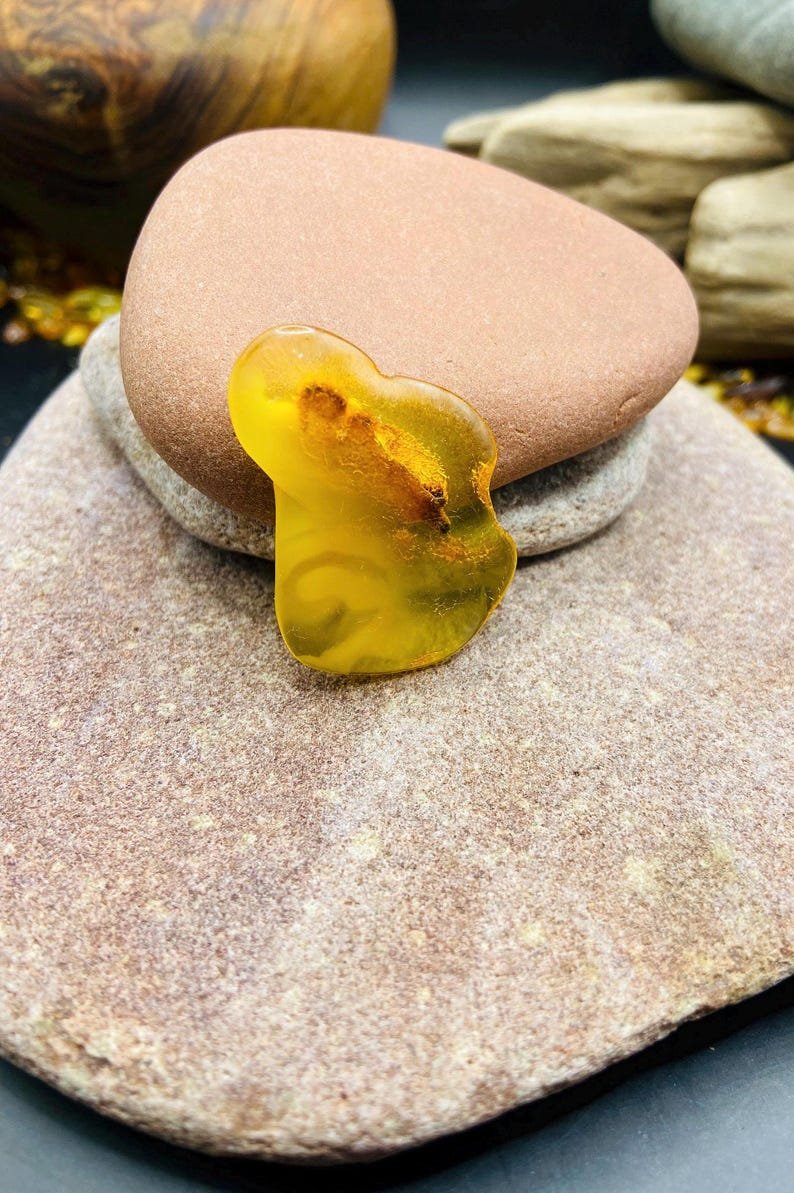 56548094-r-il-9988b0-7116455919-il_794xN.7116455919_aqp5 Citrona krāsas Dzintars ar Dabiski veidojušos caurumu