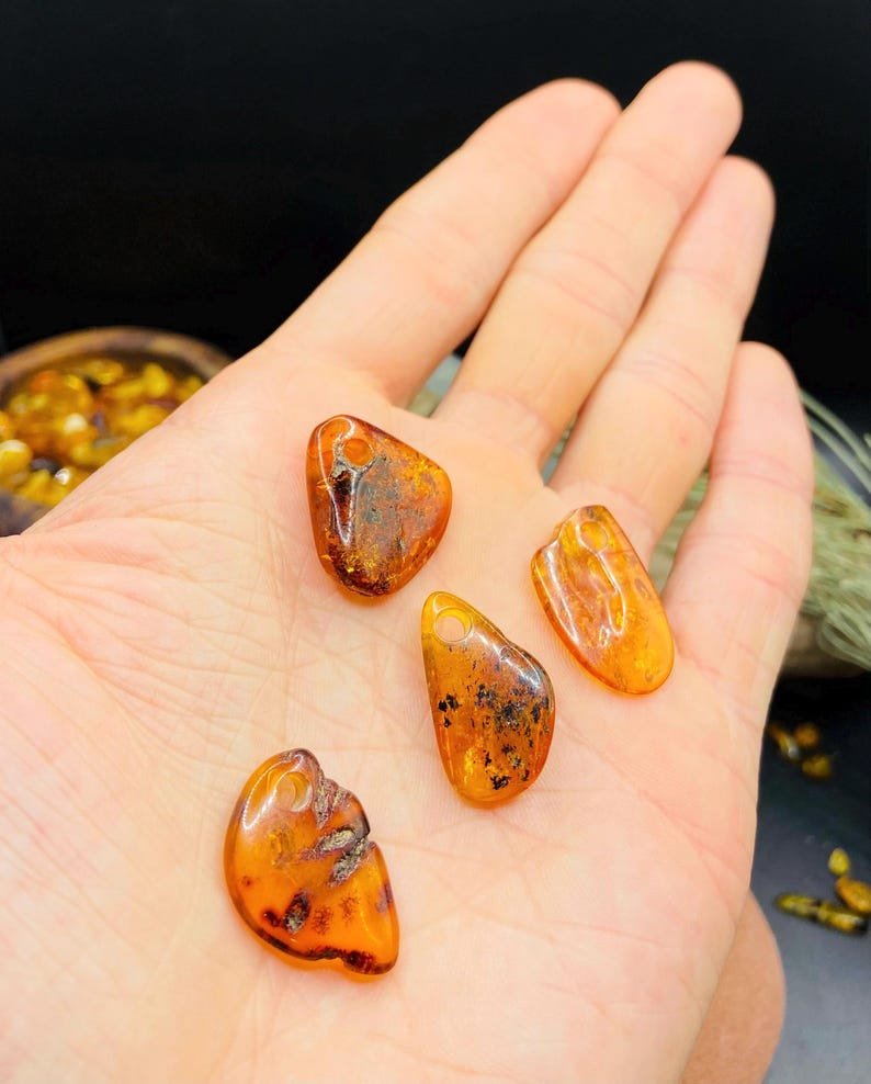 Minimāla stila Dzintara kuloni konjaka nokrāsā