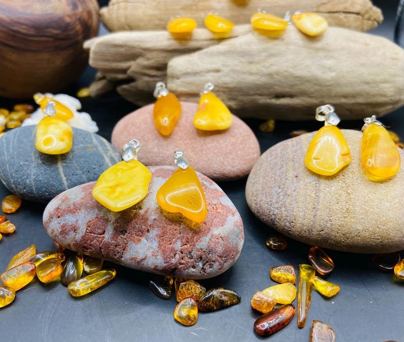 56548094-r-il-9e9c06-6829667256-il_794xN.6829667256_f5pb Mini Dzintara Kuloni sviesta un medus krāsās