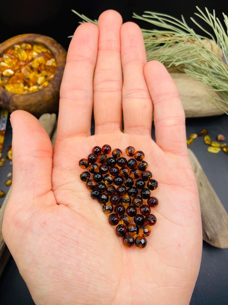 56548094-r-il-9f51c0-7173897132-il_794xN.7173897132_nwli 6mm Daudzšķautņainas krāsu mainošās Dzintara pērlītes