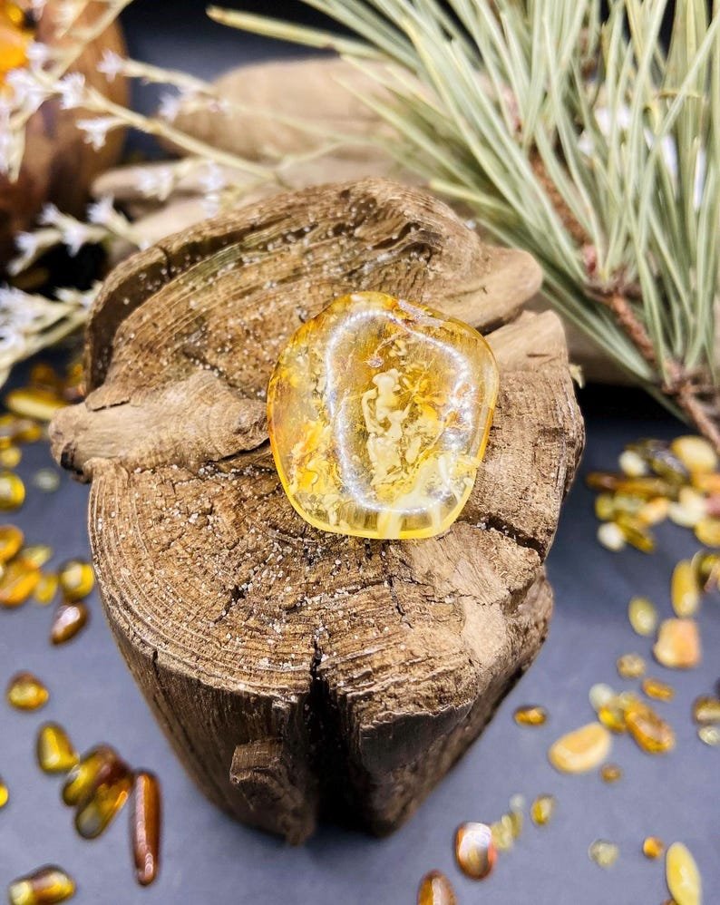 56548094-r-il-a29d13-6981625652-il_794xN.6981625652_l8mu Unikāls pulēts dzintara gabaliņš ar zaļu nokrāsu