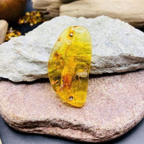 56548094-r-il-a48f16-7238589452-il_794xN.7238589452_jqop Liels, caurspīdīgs Dzintars ar dabiski veidojušos caurumu