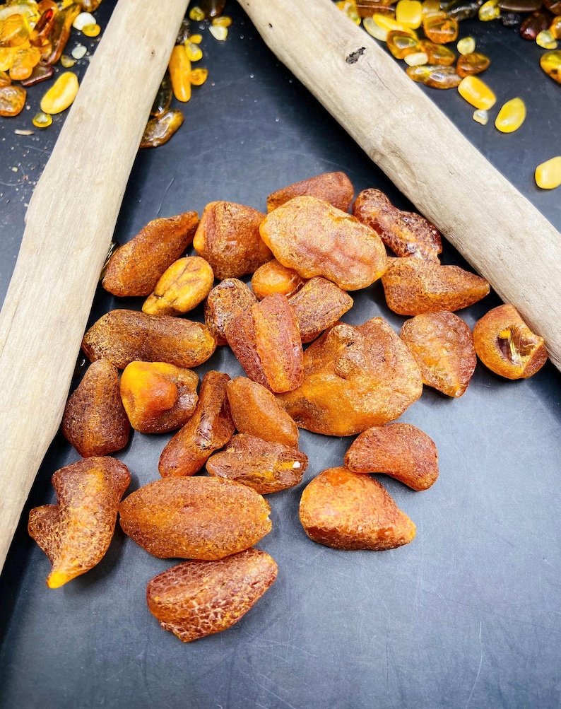 56548094-r-il-a5ca96-7164624458-il_794xN.7164624458_n7n8 Neapstrādātas konjaka krāsas lielizmēra šķeltās Dzintara pērlītes