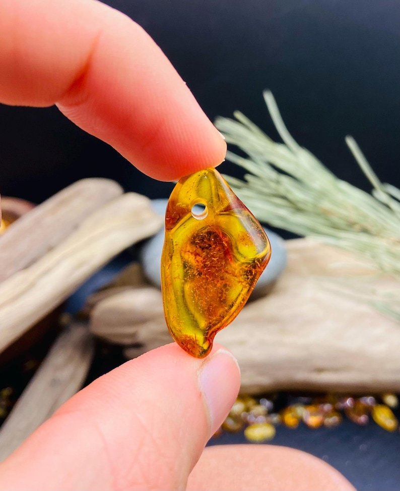 Smalki Baltijas Dzintara daudzkrāsaini kuloni