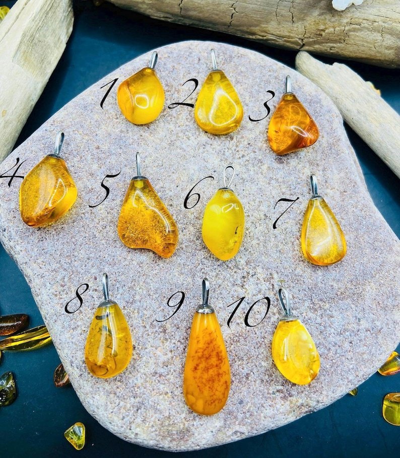 56548094-r-il-a912c8-6882918034-il_794xN.6882918034_1xyb Burvīgi minimāla stila Dzintara kuloni ar ķēdīti