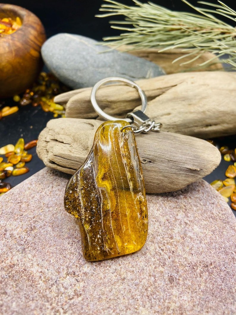 56548094-r-il-aa1926-7388862529-il_794xN.7388862529_rvqb Lielizmēra Baltijas Dzintara atslēgu piekariņi dažādās krāsās