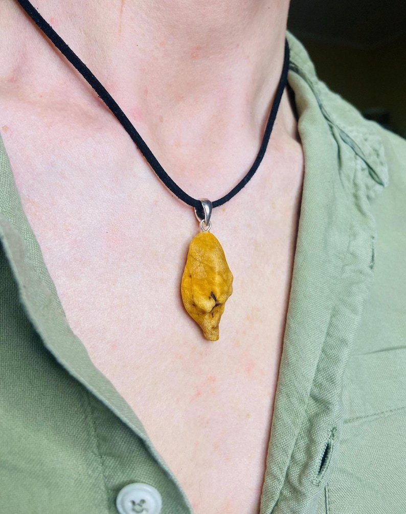 56548094-r-il-ab05ef-6729195936-il_794xN.6729195936_8m2v Unikāli un Neapstrādāti Baltijas Dzintara Kuloni ar Sudraba detaļu