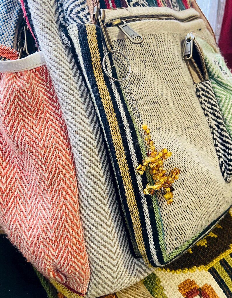 56548094-r-il-ad5334-7241019369-il_794xN.7241019369_g02a Roku darinātas Baltijas Dzintara ķirzakas kā atslēgu piekariņi