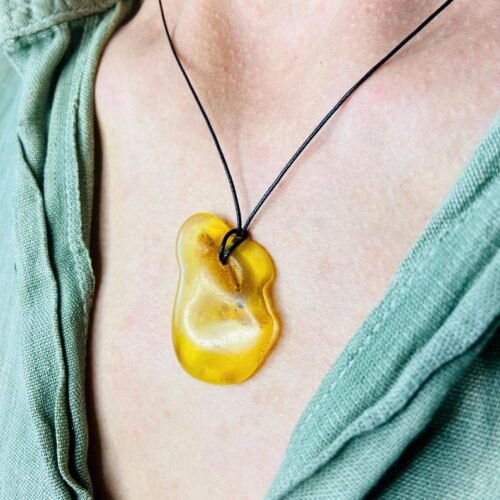 56548094-r-il-b036b9-7068503142-il_794xN.7068503142_mlhc Citrona krāsas Dzintars ar Dabiski veidojušos caurumu