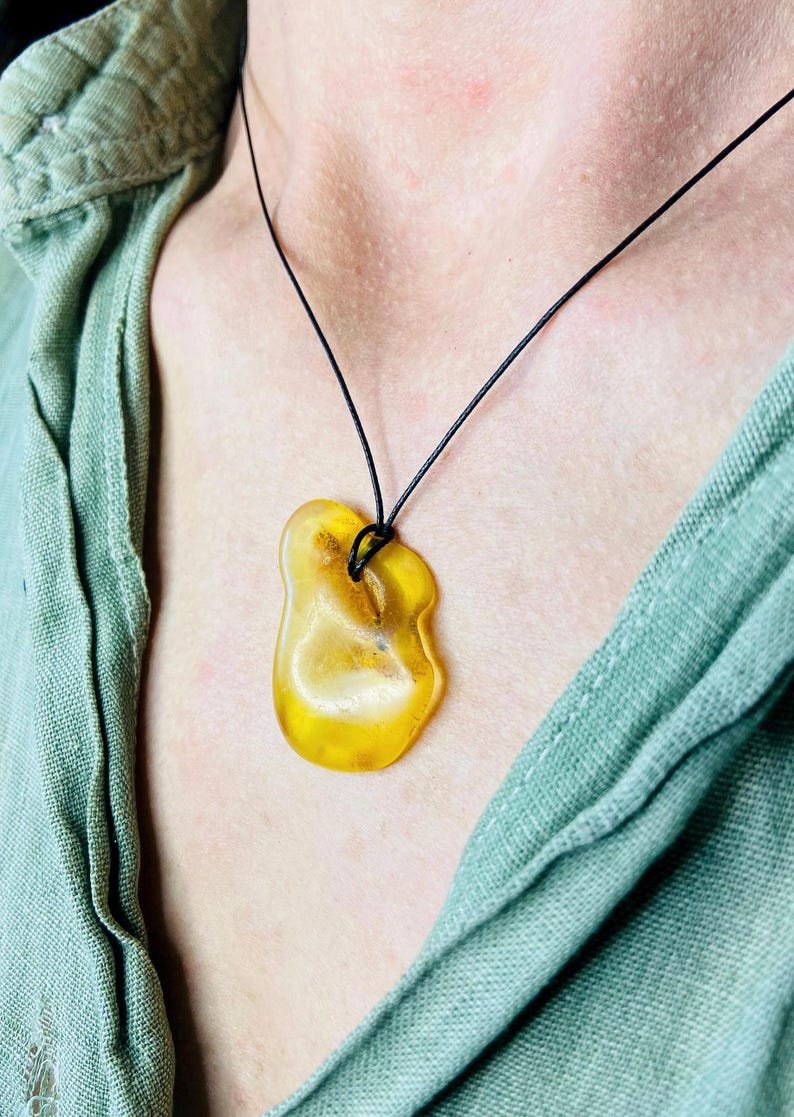 56548094-r-il-b036b9-7068503142-il_794xN.7068503142_mlhc Citrona krāsas Dzintars ar Dabiski veidojušos caurumu