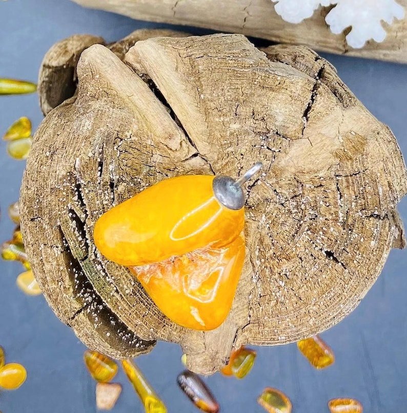 56548094-r-il-b0b2f4-6949127537-il_794xN.6949127537_pdzu Unikāls Dzintara kulons ar milzīgu, izteiksmīgu plaisu