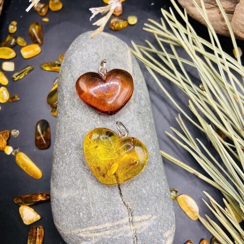 Oriģinālās Baltijas Dzintara sirsniņas divās nokrāsās