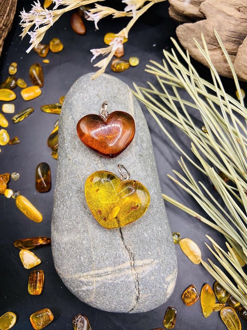 56548094-r-il-b1d172-6987560467-il_794xN.6987560467_9hdv Oriģinālās Baltijas Dzintara sirsniņas divās nokrāsās