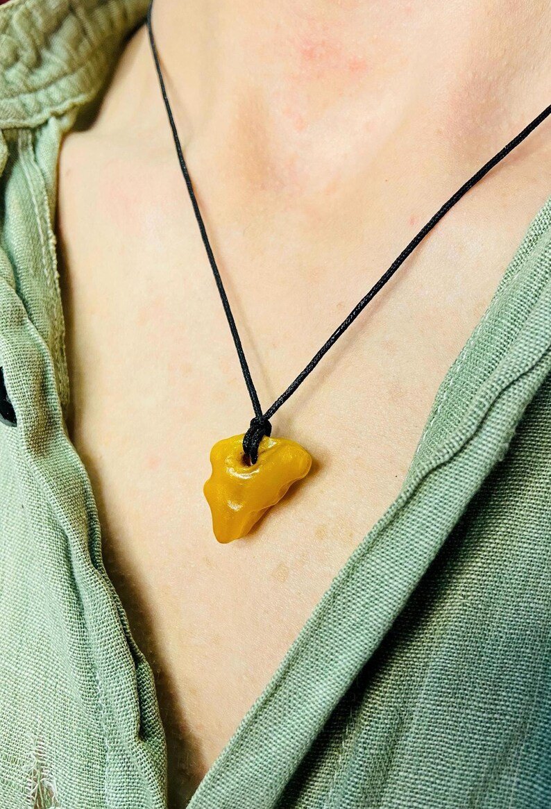 Unikāls Baltijas Dzintara kulons Āfrikas kontinenta formā