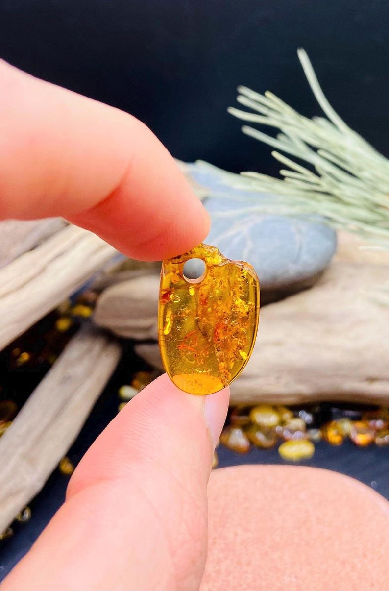 Minimāla stila Dzintara kuloni konjaka nokrāsā