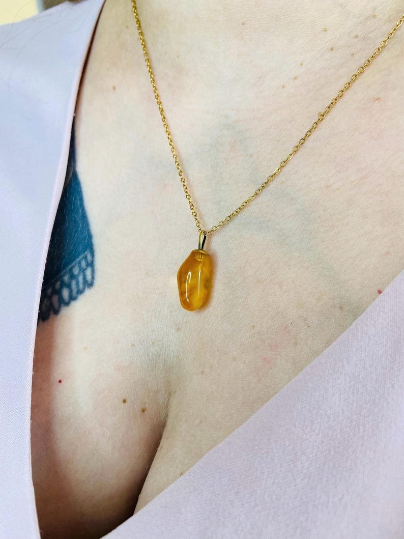 Smalki Baltijas Dzintara kuloni sviesta un medus krāsās